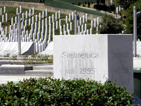 
 Monumento a la masacre de Srebrenica en Bosnia y Herzegovina con lápidas en el fondo. Shutterstock / Kaack
El Memorial de Potocari, que debería ser visita obligada como lo es Auswichtz, fue el escenario en el que en multitud de casas, escuelas, hang