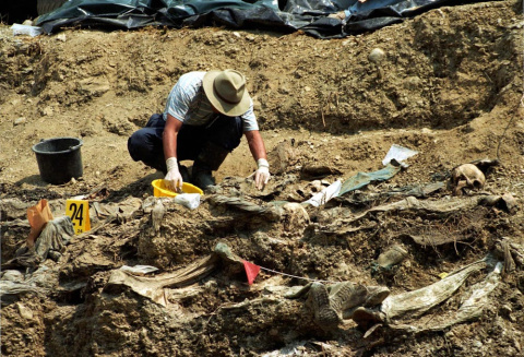 
 12 de junio de 1996, Srebencia, Bosnia. Expertos forenses de las Naciones Unidas desentierran víctimas de una fosa común, parte de los 8 000 civiles que se estima fueron asesinados por los soldados serbobosnios en julio de 1995. Shutterstock / Nort