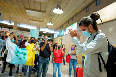 Alberto Rodríguez es recibido por simpatizantes de Podemos en Tenerife. / Ramón de la Rocha (EFE)