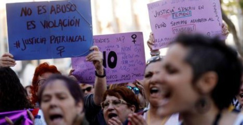 Un grupo de mujeres se manifiesta contra la violación grupal de 'La Manada'.- EFE