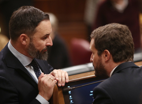  El presidente de VOX, Santiago Abascal (izq) y el presidente del PP, Pablo Casado (dech), hablan durante la sesión de constitución de las Cortes para la XIV Legislatura en el Congreso de los Diputados, Madrid (España), a 3 de diciembre de 2019. Eduard