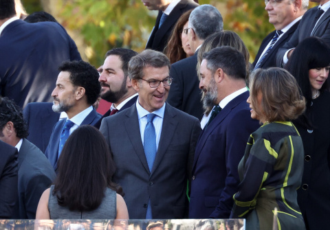  Alberto Núñez Feijóo y el líder de Vox, Santiago Abascal, conversan durante el acto solemne de homenaje a la bandera nacional y desfile militar en el Día de la Hispanidad, a 12 de octubre de 2022, en Madrid (España). Eduardo Parra / Europa Press (F