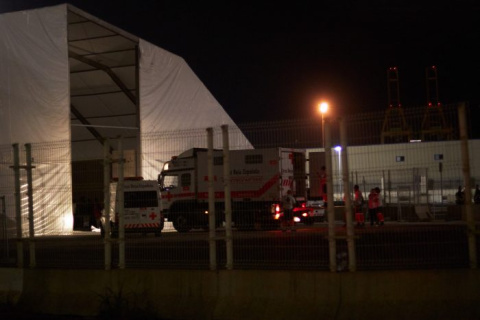 Carpa en la que pasaron la noche los migrantes a la espera de ser trasladados al CATE de San Roque el pasado 6 de octubre. Foto: Andrei Stefan Balog.