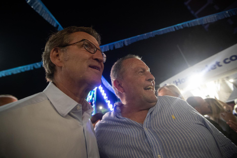  El presidente del Partido Popular, Alberto Núñez Feijóo (i), mantiene un encuentro con afiliados y simpatizantes del PP de Barcelona, este jueves en la Festa Major de Bellvitge. EFE/Marta Pérez