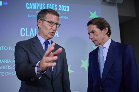  El presidente del PP, Alberto Núñez Feijóo (i), y el expresidente del Gobierno de España José María Aznar (d) conversan a su llegada a la clausura el Campus FAES 2023 Europa en transformación, en el Hotel Petit Palace Savoy Alfonso XII, a 15 de se