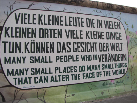 “Mucha gente pequeña, en lugares pequeños, haciendo cosas pequeñas, puede cambiar el mundo” - Proverbio africano. East Side Gallery', Berlín, Alemania. Foto: Ben / CC BY-ND 2.0