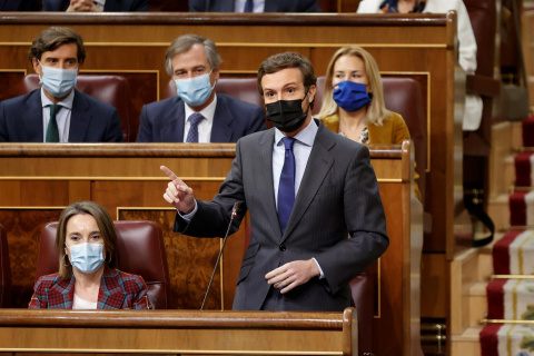  El líder popular, Pablo Casado (d), interviene en la sesión de control al Gobierno celebrada en el Congreso de los diputados en Madrid este miércoles.- EFE / Javier Lizón