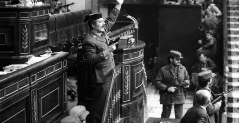  Entrada del teniente coronel de la Guardia Civil Antonio Tejero al grito de "todos al suelo". EFE.