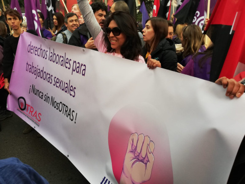 Manifestación de 8-M del 2020. Mujeres del Sindicato OTRAS reivindicando los derechos de las mujeres que ejercen la prostitución. Foto: Sindicato de Trabajadoras Sexuales OTRAS.