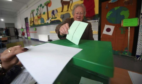  Una mujer deposita su voto en el Colegio Colón de Córdoba en las elecciones andaluzas de 2018. - Rafael Alcailde / EFE