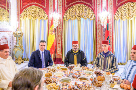  Mohammed VI y sus Moulay El Hassan (príncipe heredero), y Moulay Rachid, comparten iftar con Pedro Sánchez. - Ministerio de Asuntos Exteriores de Marruecos