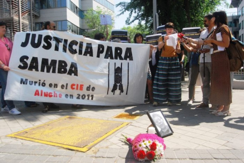 Lectura del manifiesto por el cierre de los CIE durante la concentración frente al Juzgado de lo Penal en Madrid (3 de junio). Foto: Diana Moreno.