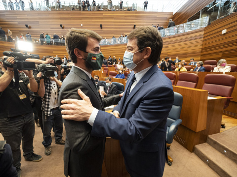  El líder de Vox en Castilla y León, Juan García-Gallardo (i) y el candidato del PP a la Presidencia de la Junta de Castilla y León y presidente del partido en la región, Alfonso Fernández Mañueco (d), se saludan a su llegada al debate de investidu