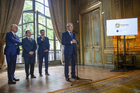 El presidente de la Diputación de Málaga, José Francisco Salado Escaño (d), ofrece un discurso este miércoles al término de la 172 asamblea de la Oficina Internacional de Exposiciones (BIE, por sus siglas en francés), en la que la ciudad de Málaga