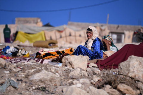 Una mujer llora sentada entre los escombros provocados por el terremoto en Marruecos. -FERNANDO SÁNCHEZ / Europa Press