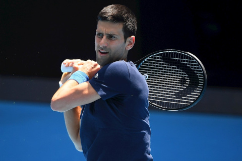 El tenista serbio Novak Djokovic, durante un entrenamiento en Melbourne Park. EFE/EPA/JAMES ROSS