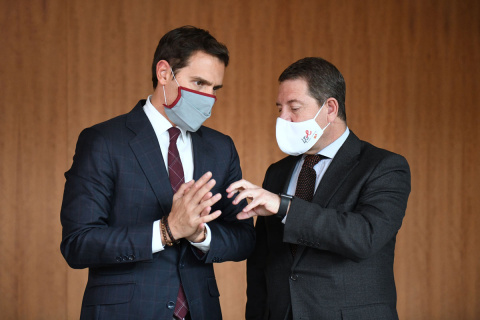  El director del Instituto de Liderazgo y expresidente de Ciudadanos, Albert Rivera (i) y el presidente de la Castilla-La Mancha, Emiliano García-Page (d), mantienen una conversación a su llegada a la inauguración del Instituto de Liderazgo Cardenal Ci