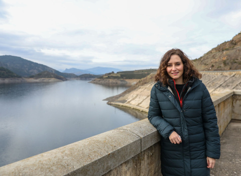  La presidenta de la Comunidad de Madrid, Isabel Díaz Ayuso, interviene en una visita al embalse de El Atazar, a 20 de diciembre de 2021, en El Atazar, Madrid,- EUROPA PRESS