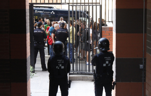  - JAIRO VARGAS - La Policía impide el paso a los vecinos y familiares de Félix y a miembros de la PAH que protestan contra el desahucio.