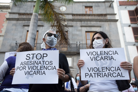  Dos personas con carteles en los que se lee: "Stop asesinatos por violencia vicaria", participan en una concentración feminista en la Plaza de la Candelaria en repulsa por "todos los feminicidios", a 11 de junio de 2021, en Santa Cruz de Tenerife, Tener