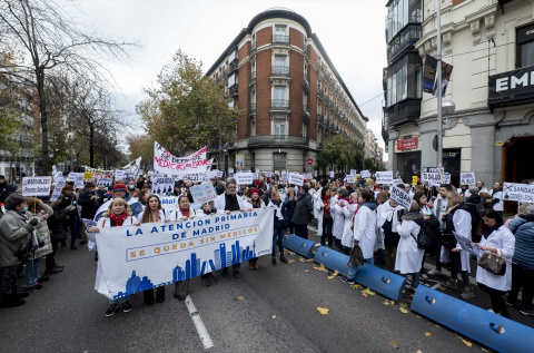  Centenares de médicos y pediatras sostienen pancartas durante una manifestación, a 21 de diciembre de 2022, en Madrid (España).- EUROPA PRESS