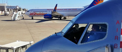  Imagen de archivo de aviones de Jet2 en el aeropuerto de Ibiza.