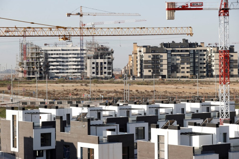  Vista de varios bloques de viviendas en construcción este martes en el barrio madrileño de El Cañaveral. EFE/Chema Moya