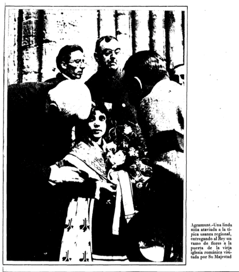 Inés Palou entregando un ramo de flores a Alfonso XIII. La Vanguardia. 25/05/1930.