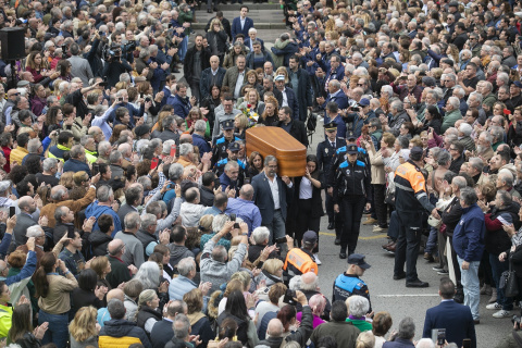 Centenares de personas dan el último adiós a su alcalde, Aníbal Vázquez, en la plaza del Ayuntamiento de Mieres, a 14 de noviembre de 2023, en Mieres, Principado de Asturias (España).- Jorge Peteiro / Europa Press