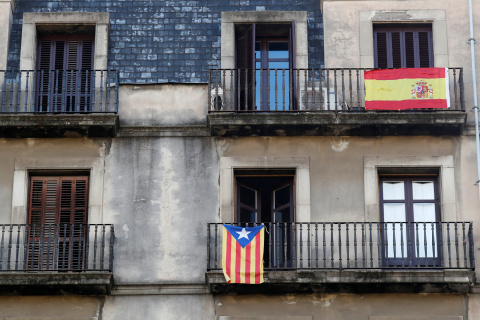 Balcones de un edificio de viviendas en Barcelona con la estelada y con la bandera española. REUTERS/Gonzalo Fuentes