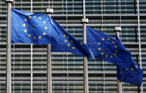 Banderas de la UE en el exterior de la sede de la Comisión Europea, en Bruselas. REUTERS/Francois Lenoir