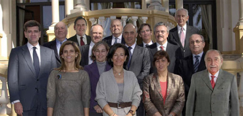 Francisco Daurella (primera fila, primero por la derecha) en una foto de los miembros del Órgano de Gobierno del banco Banesto, al que pertenecía. -BANESTO