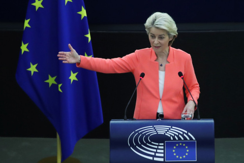 La presidenta de la Comisión Europea, Ursula von der Leyen, durante su intervención en el debate sobre el estado de la Unión, en el Parlamento Europeo, en Estrasburgo. REUTERS/Yves Herman