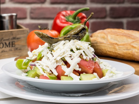 Ensalada Shopska tradicional.