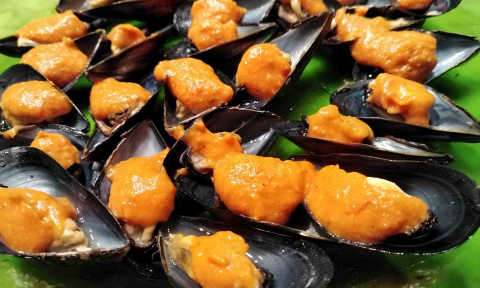 Mejillones con salsa romesco, tomate y almendras