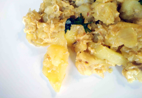 bacalao ajoarriero con patatas y huevo. 