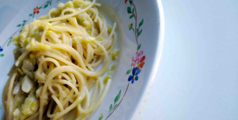 Espaguetis a la carbonara de puerros. 