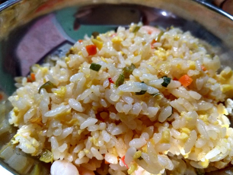 Arroz frito con gambas y huevos.