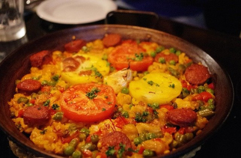 Paella con chorizo. 