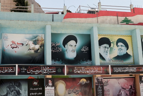 Carteles con los retratos del fallecido líder iraní, el ayatolá Ruhollah Khomeini, del líder supremo de Irán, el ayatolá Ali Khamenei, y del líder libanés de Hezbolá, Sayyed Hassan Nasrallah, en la ciudad de Yaroun, sur del Líbano. REUTERS/