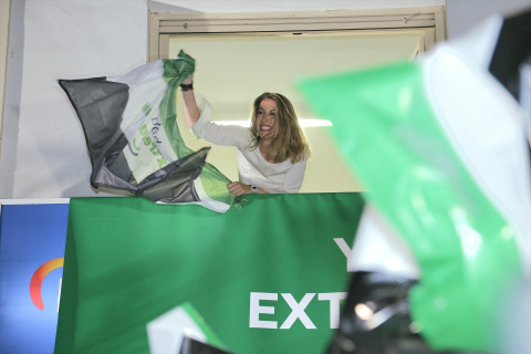  La candidata del PP a la Presidencia de la Junta de Extremadura, María Guardiola, alza una bandera a su llegada a realizar el seguimiento de la jornada electoral en la sede del PP de Mérida, a 28 de mayo de 2023, en Mérida, Badajoz, Extrem