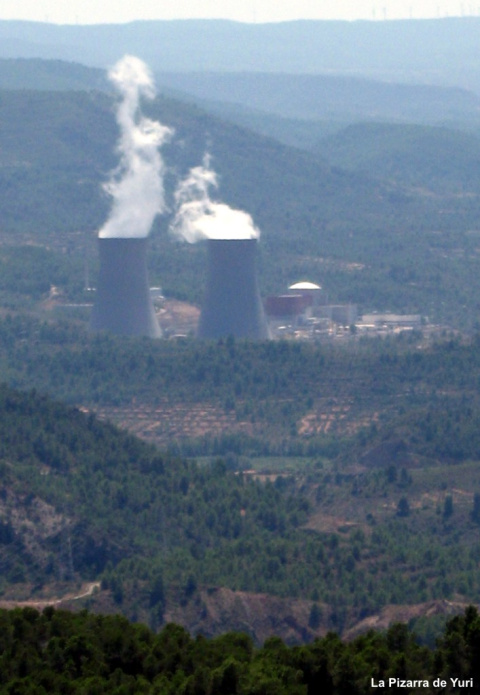 Central nuclear de Cofrentes desde una loma cercana.