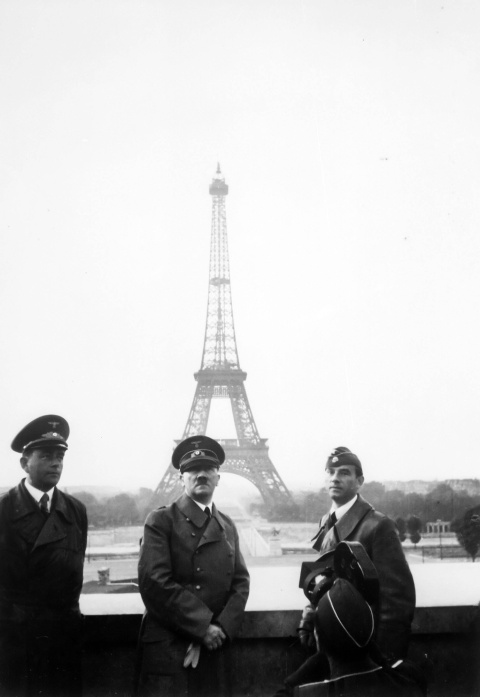 Adolf Hitler en París con Albert Speer y Arno Breker.