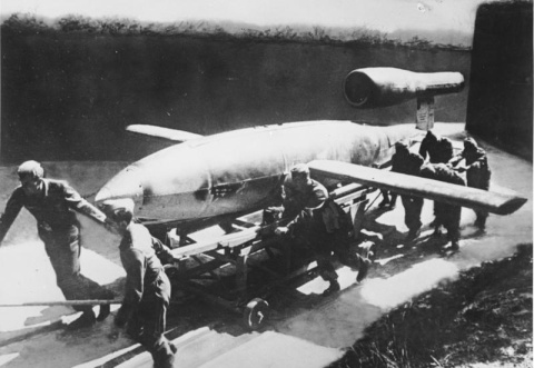 Soldados alemanes preparan un misil de crucero V-1 para su lanzamiento. Deutsches Bundesarchiv.