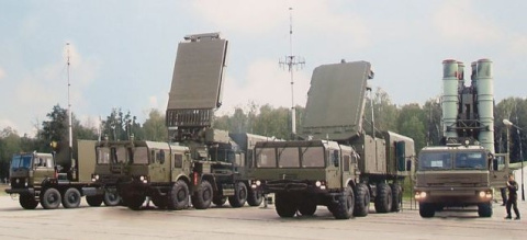 Componentes de un sistema antiaéreo ruso Almaz-Antey S-400.