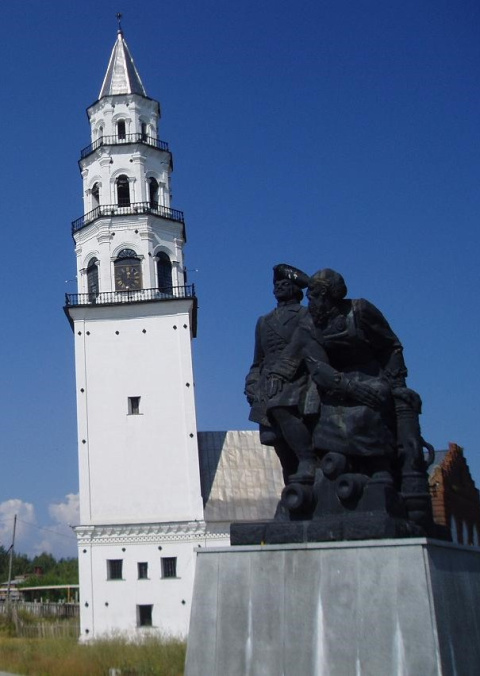 La torre inclinada de Nevyansk (Rusia), con lo que parece ser un primitivo pararrayos.