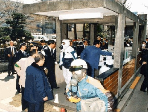 Atentado con gas sarín contra el metro de Tokio.