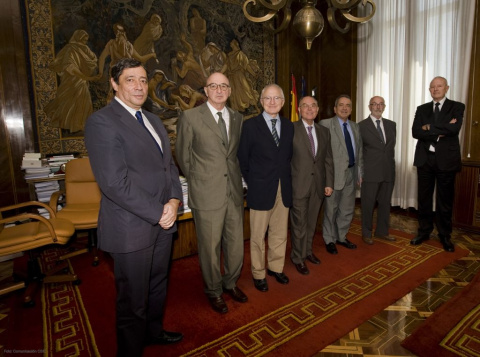 De izda. a dcha., el presidente del CSIC Rafael Rodrigo junto a los ex presidentes Elías Fereres, José María Mato, César Nombela, Emilio Lora-Tamayo, Alejandro Nieto y José Elguero. Foto: Comunicación CSIC. (Clic para ampliar)