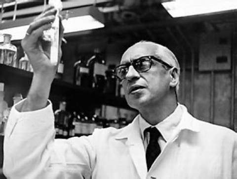 El Dr. Severo Ochoa, Premio Nobel de Medicina (1959), obtuvo el galardón como ciudadano norteamericano mientras se hallaba exiliado en los Estados Unidos. La última vez que la medalla de oro con la efigie de Alfred Nobel viajó directamente 