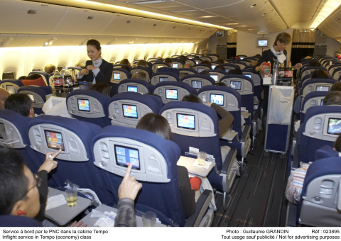 Configuración de clase turista 2-4-2 de un Airbus A340-300 de Air France.